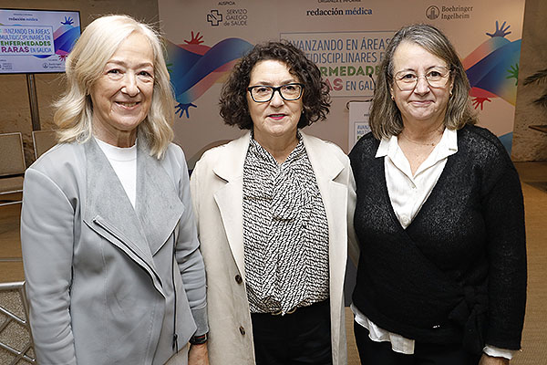 Estrella López-Pardo, Carmen López Rodríguez e Isabel Martín Herranz, jefa de Servicio de Farmacia Hospitalaria del Complejo Hospitalario Universitario de A Coruña.