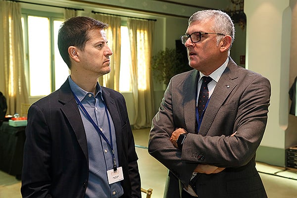 Óscar López, director de Redacción Médica; y Ángel Tomás Godoy, portavoz del Partido Socialista en la Comisión de Sanidad de las Cortes de Castilla-La Mancha.