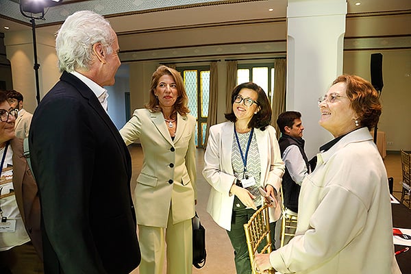 Enrique Ruiz Escudero saluda a Marta Marbán de Frutos, Nieves Martínez y a Dora Llop.