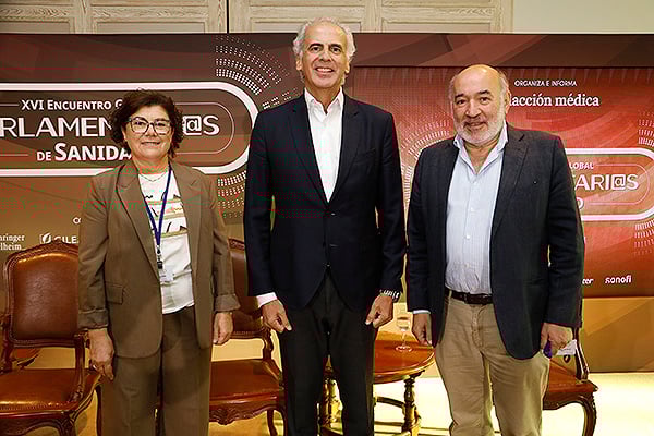 Antonia López, senadora del Partido Popular y secretaria primera de la Comisión de Sanidad; Enrique Ruiz Escudero, portavoz del Partido Popular en la Comisión de Sanidad del Senado; y  José Manuel Aranda, vicepresidente de la Comisión de Sanidad del Senado.
