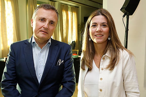  Fernando Méndez y Lucía Vega, public affairs de Pfizer.
