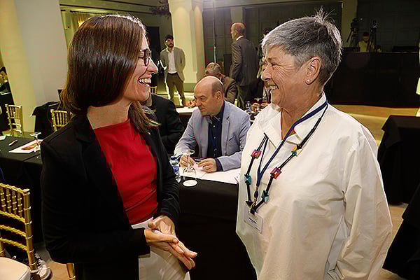 Elena Hernández y Nerea Ahedo, portavoz de Sanidad del Grupo Parlamentario Vasco en el Senado.