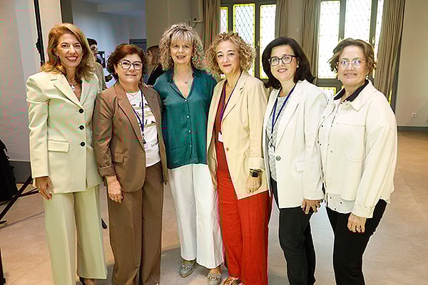Marta Marbán de Frutos, portavoz del Partido Popular en la Comisión de Sanidad de la Asamblea de Madrid; Antonia López; Elvira Velasco, portavoz del Partido Popular en la Comisión de Sanidad del Congreso; Rosa María Fuentes, vocal de la Comisión de Salud del Parlamento de Andalucía; Nieves Martínez, portavoz de Sanidad de las Cortes Valencianas; y Dora Llop, secretaria de la Mesa de la Comisión de Sanidad de las Cortes Valencianas.