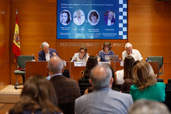 Aspecto de la sala durante la jornada “Hacia un Pacto de Estado por la Salud: Informe de Evaluación del Sistema Nacional de Salud”.