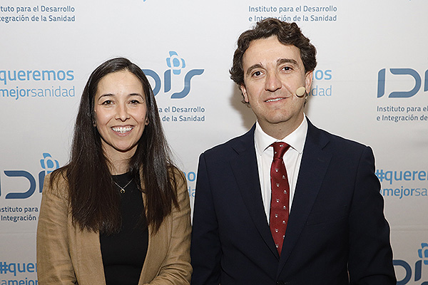 Carmen Ansótegui, directora de Comunicación de Fenin; y Pablo Crespo.