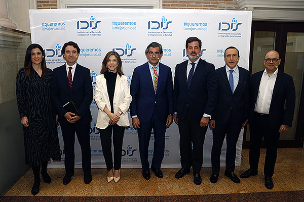 Foto de familia de la rueda de prensa del Monitor de la actividad empresarial en el secgor sanitario español.