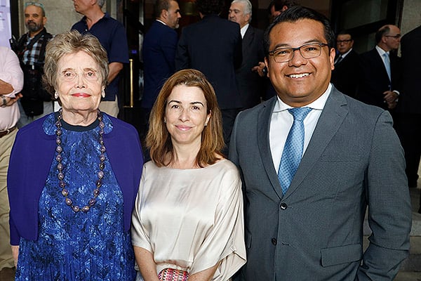 Florinda Gilsanz, catedrática emérita de la Universidad de la Complutense; Sara Morera, gerente de Promede; y Julio Villanueva, director médico del Hospital Sanchinarro.