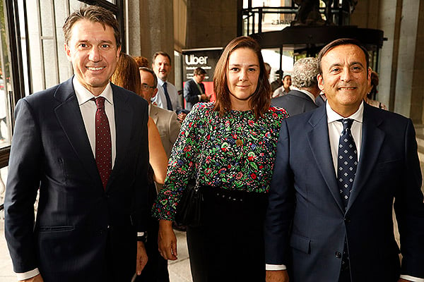 Juan López-Belmonte Encina, presidente de Rovi; y Eduardo Pastor, presidente de Cofares, junto a su acompañante, Cristina Palencia.