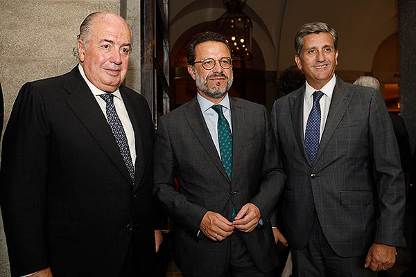 Ricardo De Lorenzo; Javier Fernández-Lasquetty, exconsejero de Sanidad de Madrid; y Juan Carlos Gil, director general de Moderna.