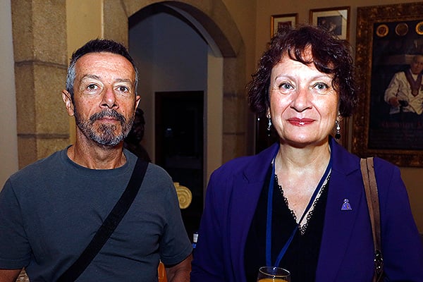 José Antonio Cánovas Martínez, acompañante de María Marín; y María Marín, portavoz de Podemos-Izquierda Unida Verdes- Alianza Verde Murcia en la Comisión de Sanidad de la Asamblea Regional de Murcia.
