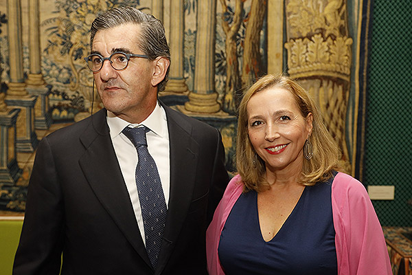 Juan Abarca Cidón y María Vila, presidenta de Medtronic.