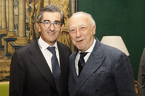 Juan Abarca Cidón posa junto a José María Pino, presidente-editor de Redacción Médica.