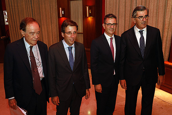 Gregorio Marañón, presidente del Teatro Real de Madrid; José Luis Martínez Almeida; Félix Bolaño, ministro de la Presidencia, Relaciones con las Cortes y Memoria Democrática; y Juan Abarca Cidón.