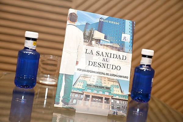 libro 'La sanidad al desnudo' de Ignacio Riesgo