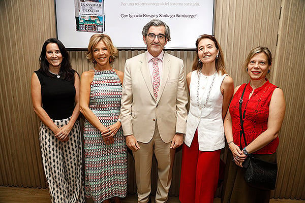 María Ferrer, responsable de Proyectos de la Fundación IDIS; Marta Villanueva, directora general de la Fundación IDIS; Juan Abarca Cidón; Rosa Roldán, directora de Estrategia Digital de la Fundación IDIS; y Mayte Segura, directora de Comunicación de IDIS.