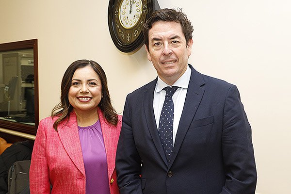 Marisol Atienza, directora de Comunicación de Aeseg; y Manuel Martínez del Peral Mayor, Presidente del Colegio Oficial de Farmacéuticos de Madrid.