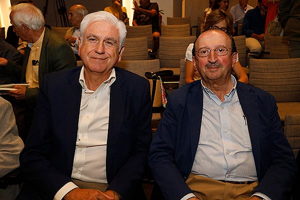 Jesús Pérez Fernández, director de Acceso al Mercado de MBA Surgical Empowerment; e Alejandro Braña, traumatólogo y expresidente del Colegio de Médicos de Asturias.