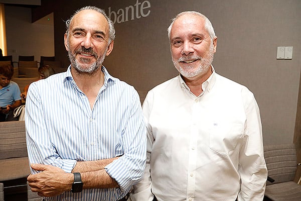 Julián Zabala, CEO de Alabra; y Pedro Luis Sánchez, director de Departamento de Asuntos Económicos de Farmaindustria.