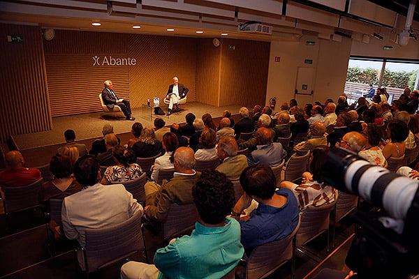 Aspecto de la sala durante la presentación del libro 'La sanidad al desnudo' de Ignacio Riesgo.