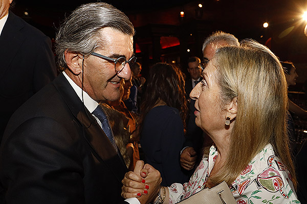 Juan Abarca Cidón saluda a Ana Pastor, vicepresidenta segunda del Congreso de los Diputados.