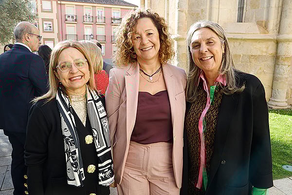 Montserrat Chimeno; Silvia Fernández, directora general de Asistencia Sanitaria y Humanización del Servicio de Salud de Castilla y Leon; y Ana Benito.