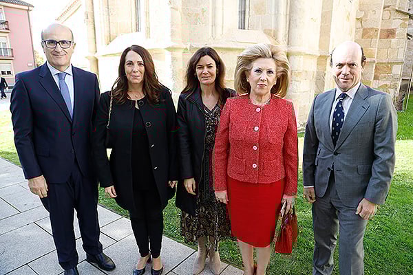  Fernando Javier Prada; Carme Estebanez, subdirectora médico del Área Quirúrgica del Hospital Clínico de Valladolid; Marta Molla de la Calle, del Área Médica del Hospital Clínico de Valladolid; María Jesús Violeta Martínez; y Jesús García.