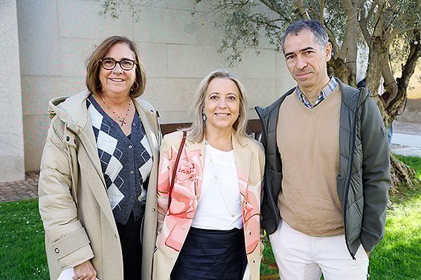 María Dolores Ruiz de Villa, subdirectora médica del Hospital de León; Elena Bollo, directora médica del Hospital  de León; y Carlos Alcalde, pediatra del Hospital Río Hortega.