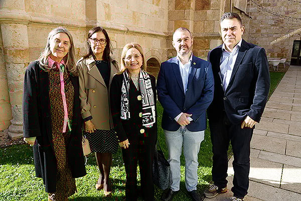 Ana Benito, directora de Enfermería del Compejo de Zamora; Carmen Hernández, coordinadora de Equipos de Atención Primaria de la Gerencia de Zamora; Montserrat Chimeno; Pablo García, coordinador del HUCA y Enfermedades Raras de Zamora; Roberto González, coordinador del Nodo de Enfermedades Raras del Hospital Clínico de Valladolid.