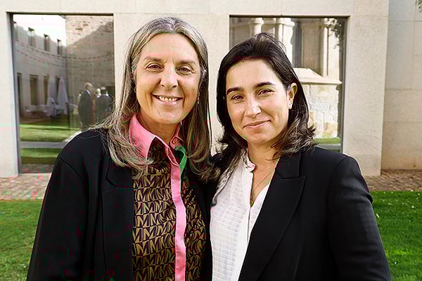 Ana Benito y Sofía Martin Monjas, directora de Enfermería del Hospital Universitario Rio Hortega.