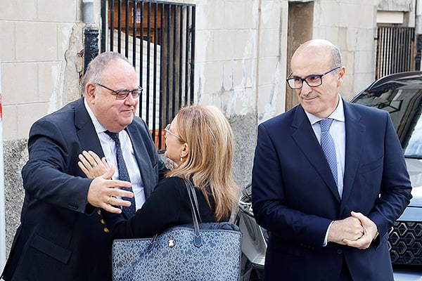 Alejandro Vázquez saluda a Montserrat Chimeno y a Fernando Javier Prada.
