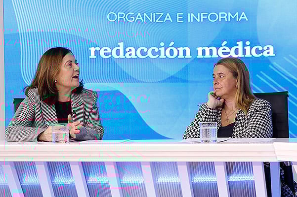 Aránzazu González del Alba Bahamonde junto a Natividad Calvante en el plató de Redacción Médica.