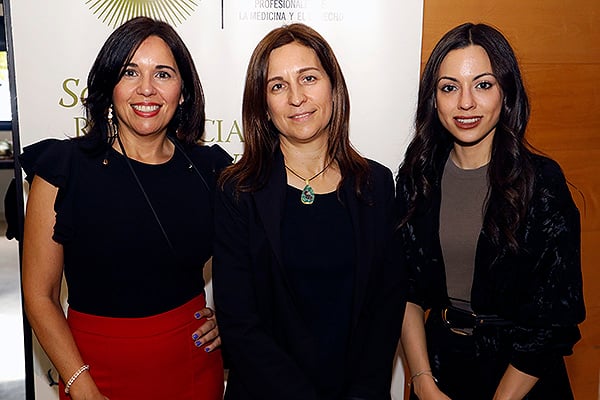 Mónica Peláez, secretaria de Pomede; Paz Romero, de Alabra; y Rocío San José, Institucional de HM Hospital.