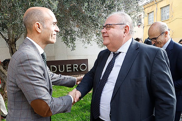 Ricardo López saluda a Alejandro Vázquez.