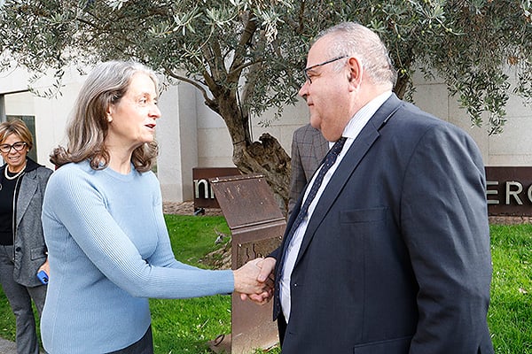 Ana Ojanguren saluda a Alejandro Vázquez.