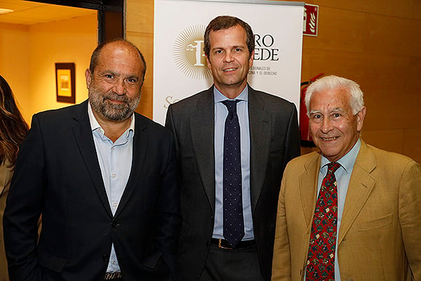 Carlos Fernández, director médico en la clínica Puerto de Sagunto; Íñigo Cid-Luna; y Manuel Moya.