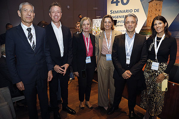 Pedro Manuel López;  Vicente Tello, responsable de Gestión de Insfraestructura del Hospital Clínico de Valencia; María José Picazo, jefa de Servicio de Ingenieria del Hospital Clinico de Valencia;  Isabel Gil, arquitecto del Ayuntamiento de Valencia; Conrado Ruiz, director comercial de Airliquide; y Diana Matias, directora cliente de Airliquide.