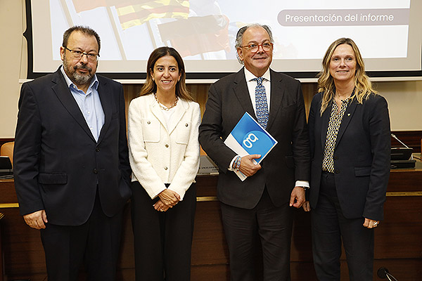 César Hernández, Mar Fábregas, Ángel Luis Rodríguez de la Cuerda y Rita de la PLaza, tesorera del Consejo General de Farmacia.