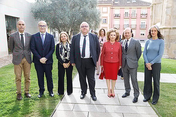 Ricardo López, director General de Sanitaria 2000-Empresa editora de Redacción Médica;  ---- ; María Montserrat Chimeno, gerente de Asistencia Sanitaria de Zamora del Servicio de Salud de Castilla y León (Sacyl); Aejandro Vázquez; María Jesús Violeta Martínez, directora gerente del Servicio de Salud de Castilla y León - SACYL; Jesús Gacía, viceconsejero de Medicina Preventiva y Salud Pública de la Consejería de Sanidad de la Junta de Castilla y León; y Ana Ojanguren, directora de Relaciones Institucionales de Alexion Pharmaceuticals.