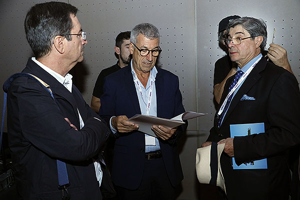 Ángel Monteoliva Díaz, arquitecto y especialista en urbanismo; Luis Verde Remeseiro, gerente del Área Sanitaria de A Coruña del Sergas; y Luis González Sterling, de Argola Arquitectos.