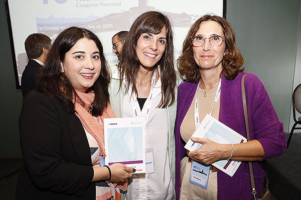 Laura gomez, vicepresidenta de la Comision de Ingeniería Médica, Bea Blanco y Ana Cabrero, directora general de Infraestructuras Sanitarias del Sermas de la Comunidad de Madrid.