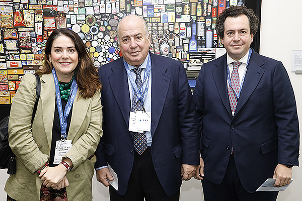 Ofelia De Lorenzo, socia directora del área Jurídico-Contenciosa de De Lorenzo Abogados y presidenta de la Asociación Española de Derecho Sanitario (AEDS); Ricardo De Lorenzo, presidente del bufete De Lorenzo Abogados; y Ricardo De Lorenzo y Aparici, socio director del área de Nuevas Tecnologías de De Lorenzo Abogados. 