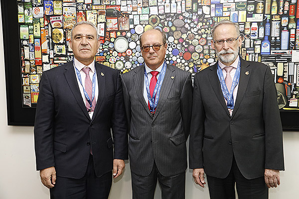 José María Rodríguez, secretario general del Consejo General de Colegios Oficiales de Médicos (Cgcof); Victorio Lobo, presidente del Colegio de Veterinarios de Zamora; y Luciano Díez, ppresidente del Consejo de Colegios de Veterinarios de Castilla y León.