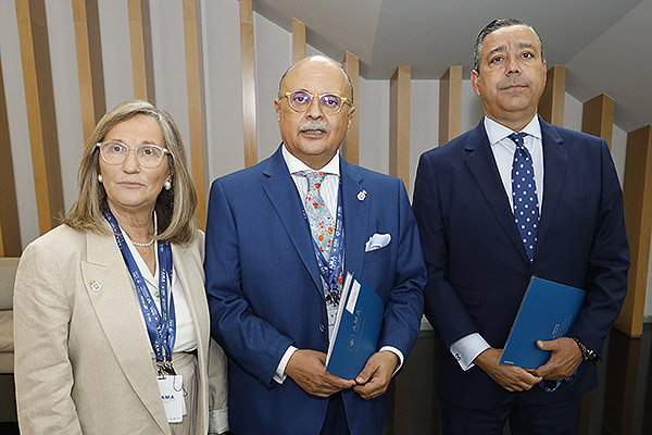 Inmaculada Martínez; Pedro Hidalgo, consejero de AMA; y Óscar Castro, presidente del Consejo General de Dentistas.