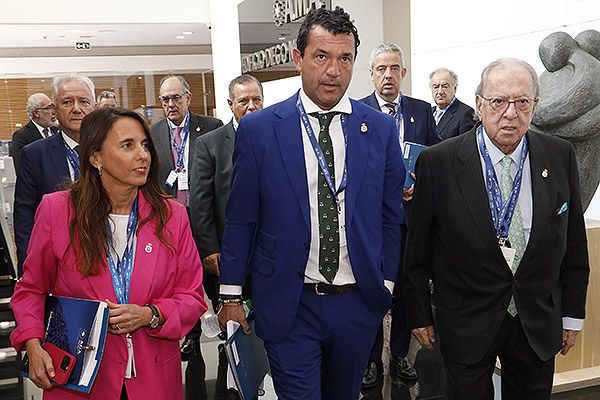 Raquel Murillo, Álvaro Basilio y Diego Murillo a la llegada a la Asamblea General de AMA.