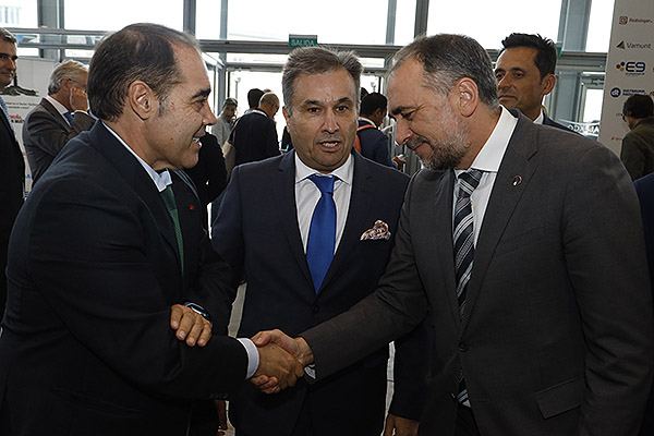 Javier Guijarro saluda al conselleiro de Sanidade de la Xunta de Galicia, Comesaña, junto a José Luis López González.