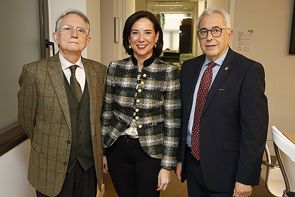 Juan Tamargo, académico de la Real Academia de Farmacia; Raquel Martínez, secretaria general del Consejo General de Farmacéuticos; y Jordi Camarasa, presidente de la Conferencia de Decanos de Facultades de Familia.