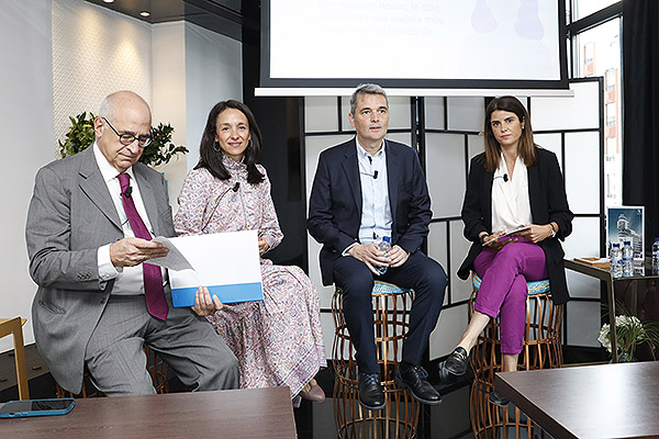 Federico Plaza, Beatriz Lozano, directora de Comunicación, Pacientes y RSC de Roche Farma España; José Ángel García y Beatriz Pérez en la presentación del nuevo tratamiento contra el cáncer de mama.