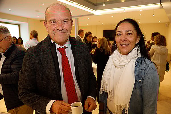 Luis José Gómez de Montes, gerente de Asistencia Sanitaria de Segovia; y Mercedes Arranz, directora de Enfermería de Atención Priaria de la Gerencia de Segovia.