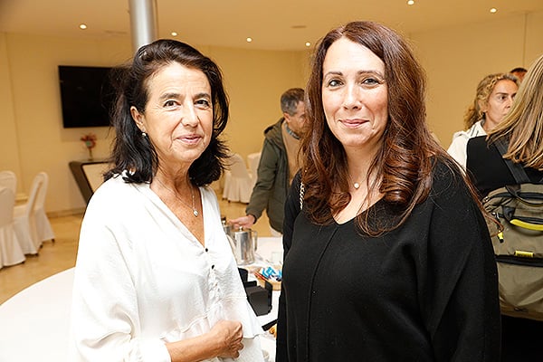 María Luisa Cuadrado, jefe de Servicio de Atención al Usuario y Participación de la Gerencia Regional de Salud; y Carmen Esteban.