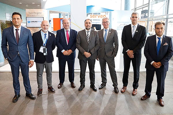 Luis Fernando Talavera, Luis Mosquera, director general de Carburos Médica del Sur Europa; Javier Godoy, director comercial del Sur de Europa y Marruecos; Julio García Comesaña; Ivo Bols, presidente de Europa de Air Product; Miquel Lope, director general de Carburos Metalicos; y José Luis López González.